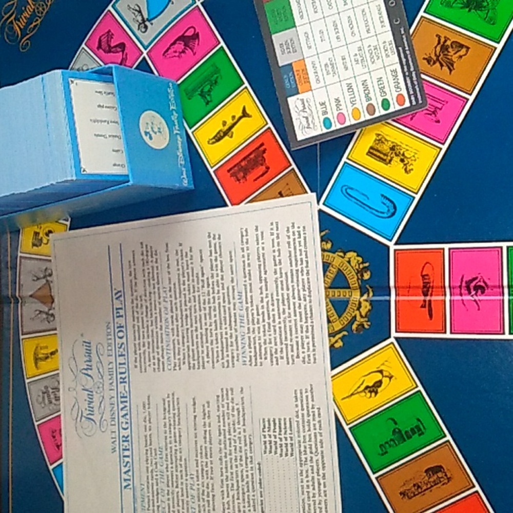 🎥 Disney Trivial Pursuit WHITE BOX EXCELLENT CONDITION Board  GAME  😎